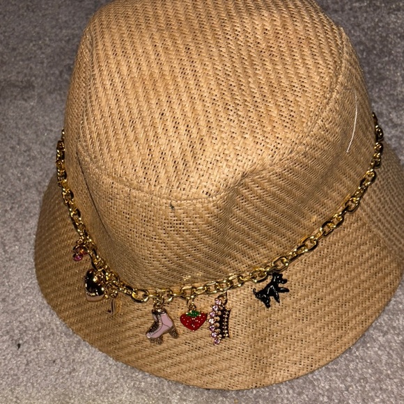 Juicy couture Chic Tan Bucket Hat with Gold Chain Accents - Picture 3 of 10